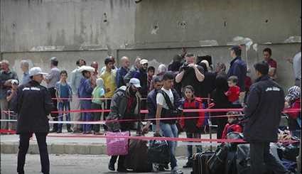 عشرات المسلحين وأفراد الأسرة يغادرون حمص