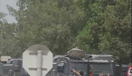 بالصور.. البحرانيون بالدراز يواجهون المركبات العسكرية والآليات المدرعة في محيط المنطقة