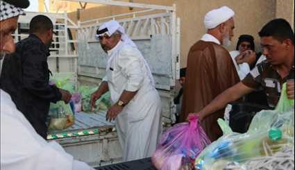 بالصور..توزيع المساعدات الغذائية والانسانية على النازحين في تكريت العراق