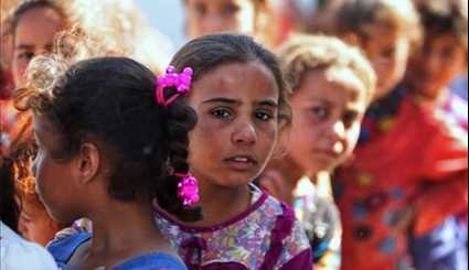 مدنيون مهجرون ينتظرون العودة إلى منازلهم في الموصل في مخيمات النازحين داخليا