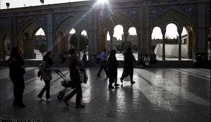 پذیرایی از زائران روزه دار در بارگاه ملکوتی حضرت عبدالعظیم(ع) | تصاویر