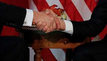نحوه دست دادن ترامپ با دیگر سیاستمداران | تصاویر
