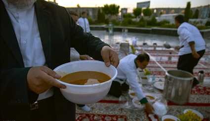 مأدبة إفطار في ضريح الإمام رضا (ع)