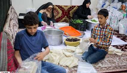بالصور.. مائدة إفطار رمضانية كل يوم لتلاميذ المدارس في طهران