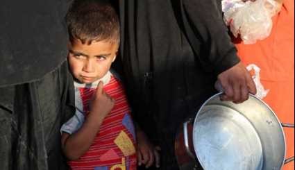 النازحون العراقيون يتلقون المساعدات خلال شهر رمضان المبارك
