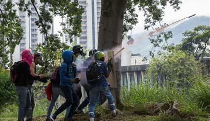 تداوم درگیری ها در کاراکاس | تصاویر