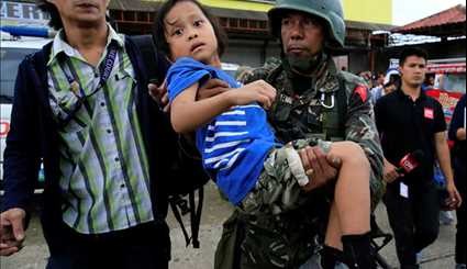تصاویری از فرار مردم وحشت‌زده فیلیپین از چنگ داعش