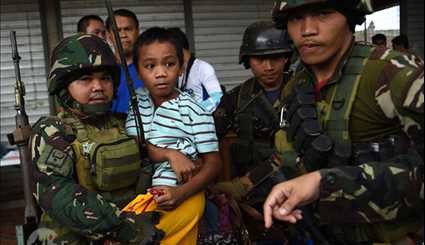 تصاویری از فرار مردم وحشت‌زده فیلیپین از چنگ داعش