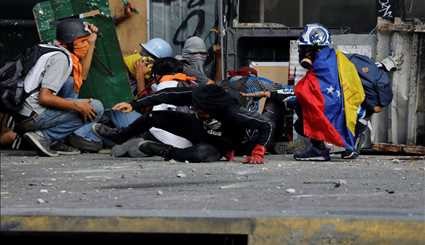 حمله معترضان به دفتر دیوان عالی ونزوئلا | تصاویر