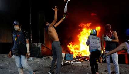 حمله معترضان به دفتر دیوان عالی ونزوئلا | تصاویر