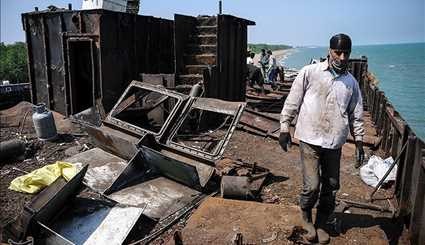 تخریب کشتی پژواک میانکاله | تصاویر