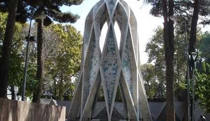 مقبرة الشاعر عمر الخيام في نيسابور الإيرانية
