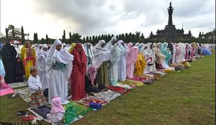 برپایی نماز عید فطر در برخی از کشورها | تصاویر
