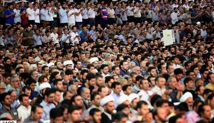 اقامة صلاة عيد الفطر السعيد بامامة قائد الثورة الاسلامية السيد علي خامنئي
