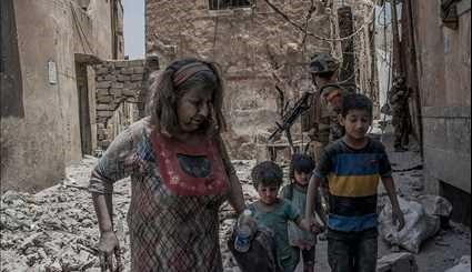 نجات زنان و کودکان وحشت‌زده موصل +عکس