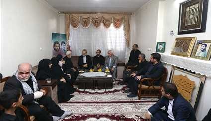 لاريجاني يزور أسرة احد شهداء الهجوم الارهابي على مجلس الشورى الاسلامي