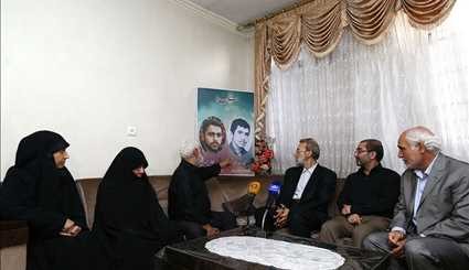 لاريجاني يزور أسرة احد شهداء الهجوم الارهابي على مجلس الشورى الاسلامي