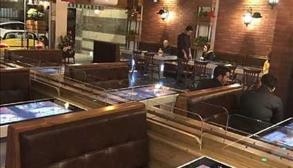 مطعم في طهران طاقمه الروبوتات