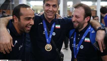 بالصور.. عودة منتخب ناشئة ايران بعد تتويجه ببطولة العالم للكرة الطائرة