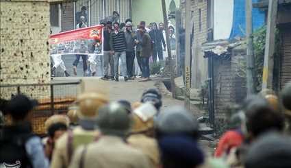 اشتباكات بين الشرطة الهندية والمصلين بعد أداء صلاة عيد الاضحى المبارك في كشمير