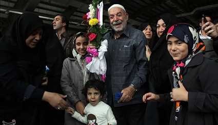 بالصور.. القافلة الأولى من الحجاج الإيرانيين تعود إلى البلاد