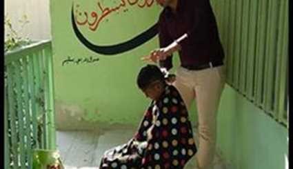 معلم مدرسة عراقية يقص شعر الطلاب الفقراء اثناء فترة الاستراحة