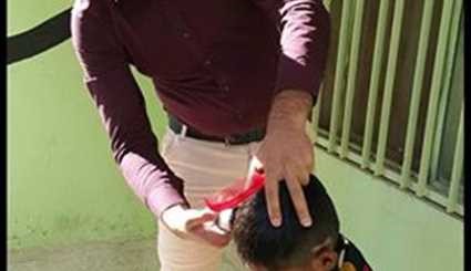 معلم مدرسة عراقية يقص شعر الطلاب الفقراء اثناء فترة الاستراحة