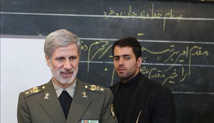 وزير الدفاع الإيراني يدق جرس مدرسة/صور