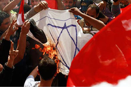 تجمع مصری ها مقابل کنسولگری اسراییل در اسکندریه