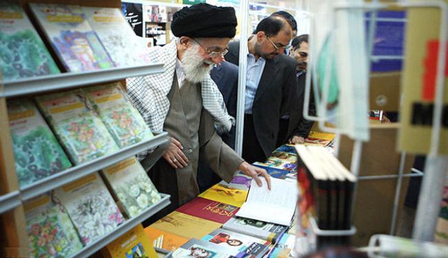 قائد الثورة الاسلامية يتفقد معرض طهران للكتاب