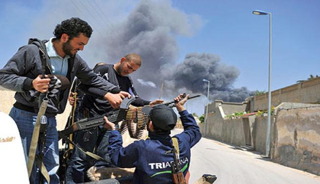 ثوار ليبيا يسيطرون على مطار مصراتة