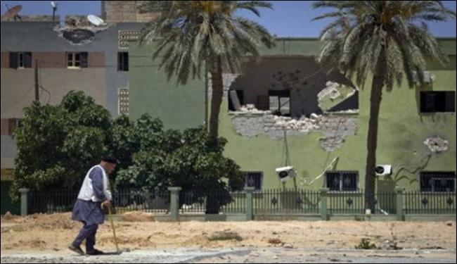 ستة قتلى بضربات جوية على مجمع القذافي
