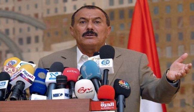 الرئيس اليمني ينجو من هجوم ويتوعد آل الاحمر