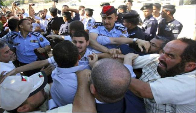 الأردن يعين 11 وزيراً ومطالبات بإسقاط الحكومة