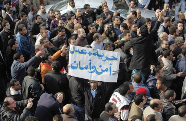 تحقق اهداف انقلاب مصر با فشارهاي مردمي 