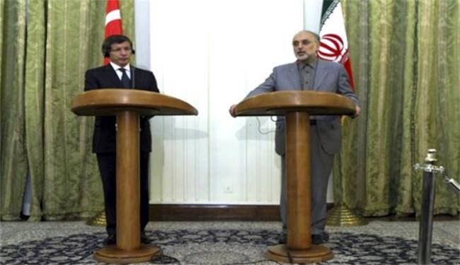 اوغلو وصالحي يتفقان على العمل لحل أزمات المنطقة