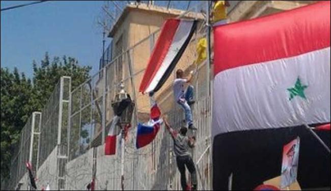 سوريون غاضبون يهاجمون السفارة الاميركية  