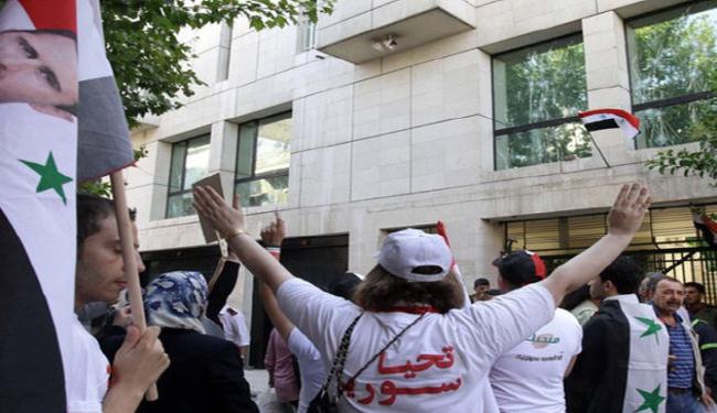 محتجون يهاجمون السفارتين الاميركية والفرنسية في دمشق