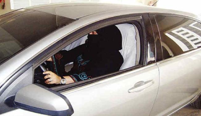 ضبط عمانيتين اثناء قيادتهما سيارتيهما في السعودية