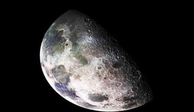 شكل القمر تحدد من خلال التصادم مع قمر آخر أصغر