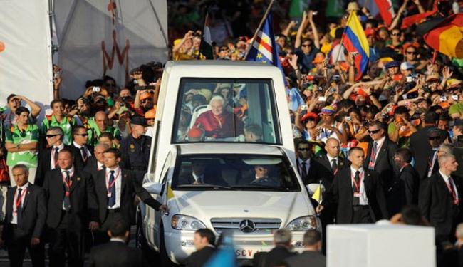 الآلاف يحتجون على زيارة البابا إلى أسبانيا