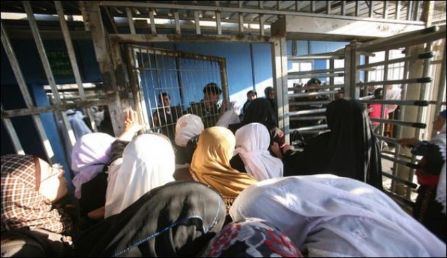 قوات الاحتلال تمنع الفلسطينيين من الصلاة بالاقصى