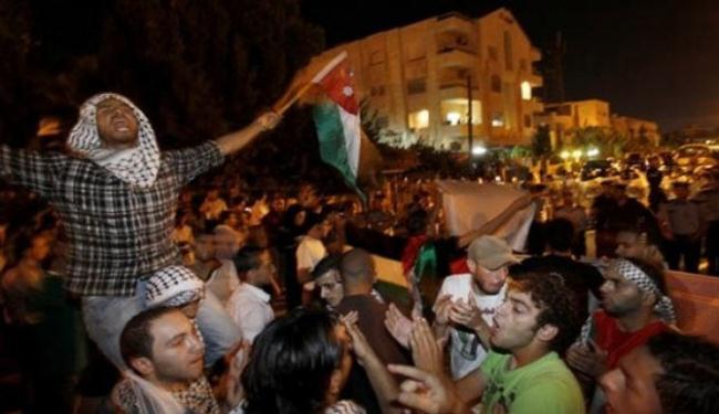 أردنيون يحاولون اقتحام السفارة الإسرائيلية في عمان