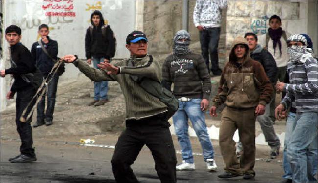 اصابة 55 فلسطينيا بمواجهات مع الاحتلال بالخليل