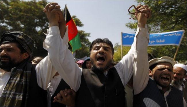 افغان يتظاهرون احتجاجا على اقالة 9 نواب