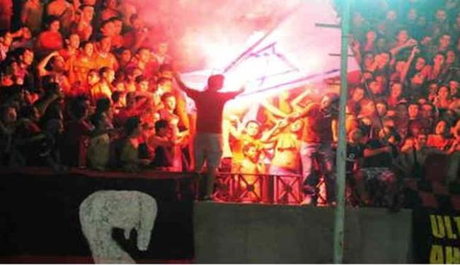 جماهير الأهلي المصري تحرق أعلام إسرائيل