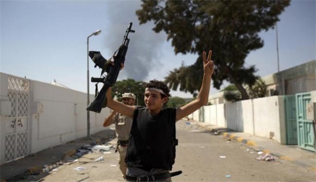 الثوار الليبيون يخوضون معارك مع فلول قوات القذافي