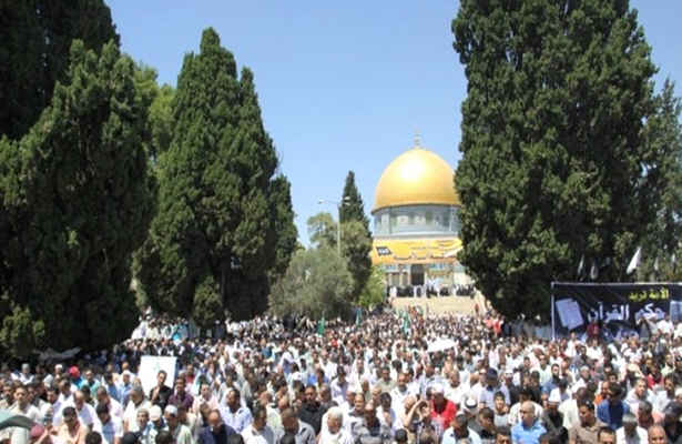 300 هزار فلسطینی در مسجدالاقصی