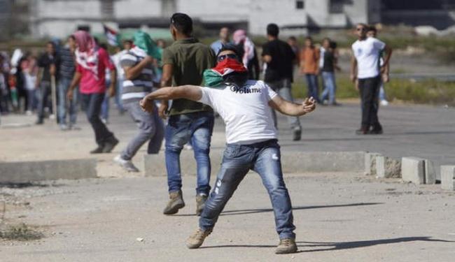 مستوطنون يعتدون على مزارعين فلسطينيين بالضفة الغربية