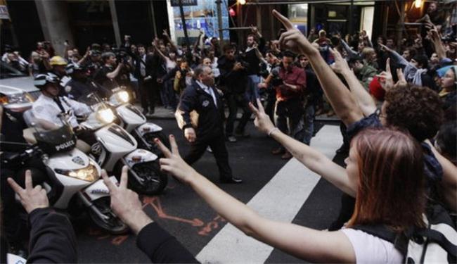 المتظاهرون ضد وول ستريت يعلنون النصر بعد ارجاء اجلائهم